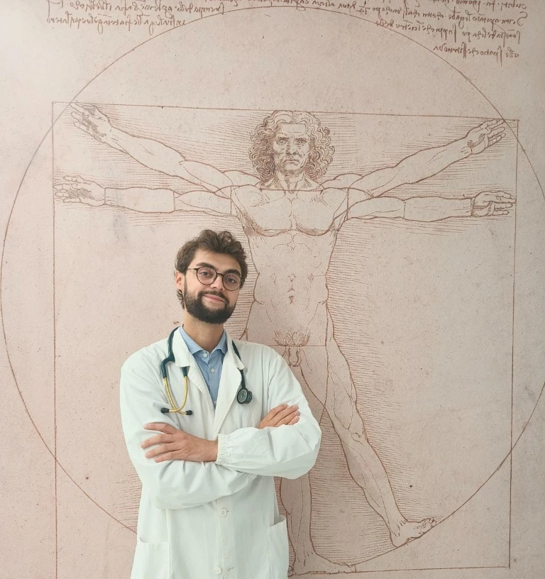 Dr. Francesco Bottero in camice bianco davanti all'Uomo Vitruviano